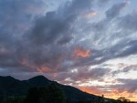 Rotleuchtende Wolkenanteile am sonst grauen Abendhimmel